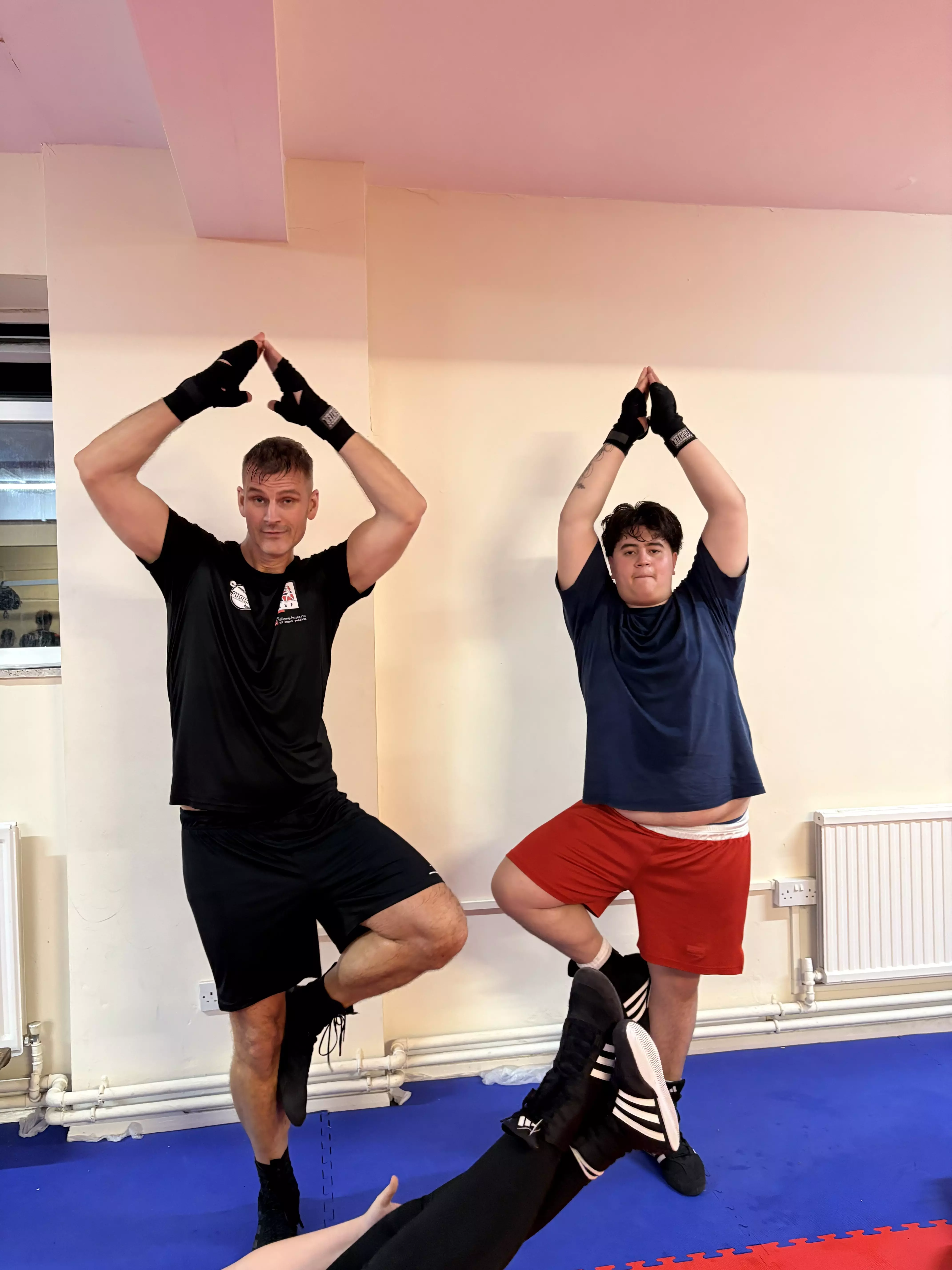 Runar og Kim Andre trener ballett eller ballanse