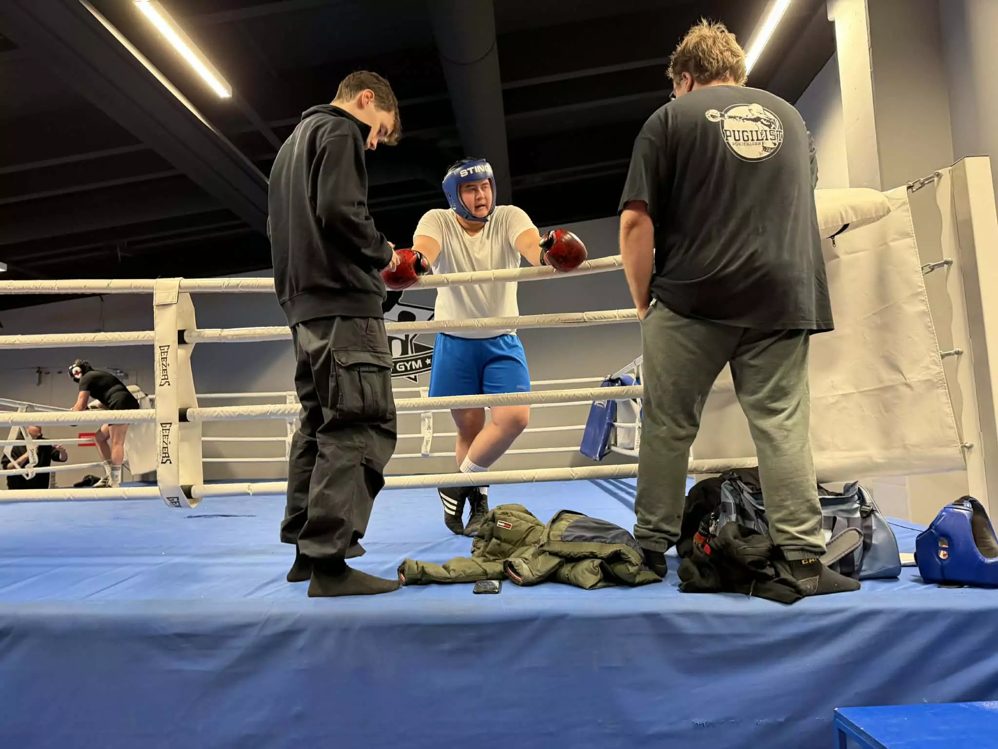 Kim Andre med klubbkamerater som sekundanter