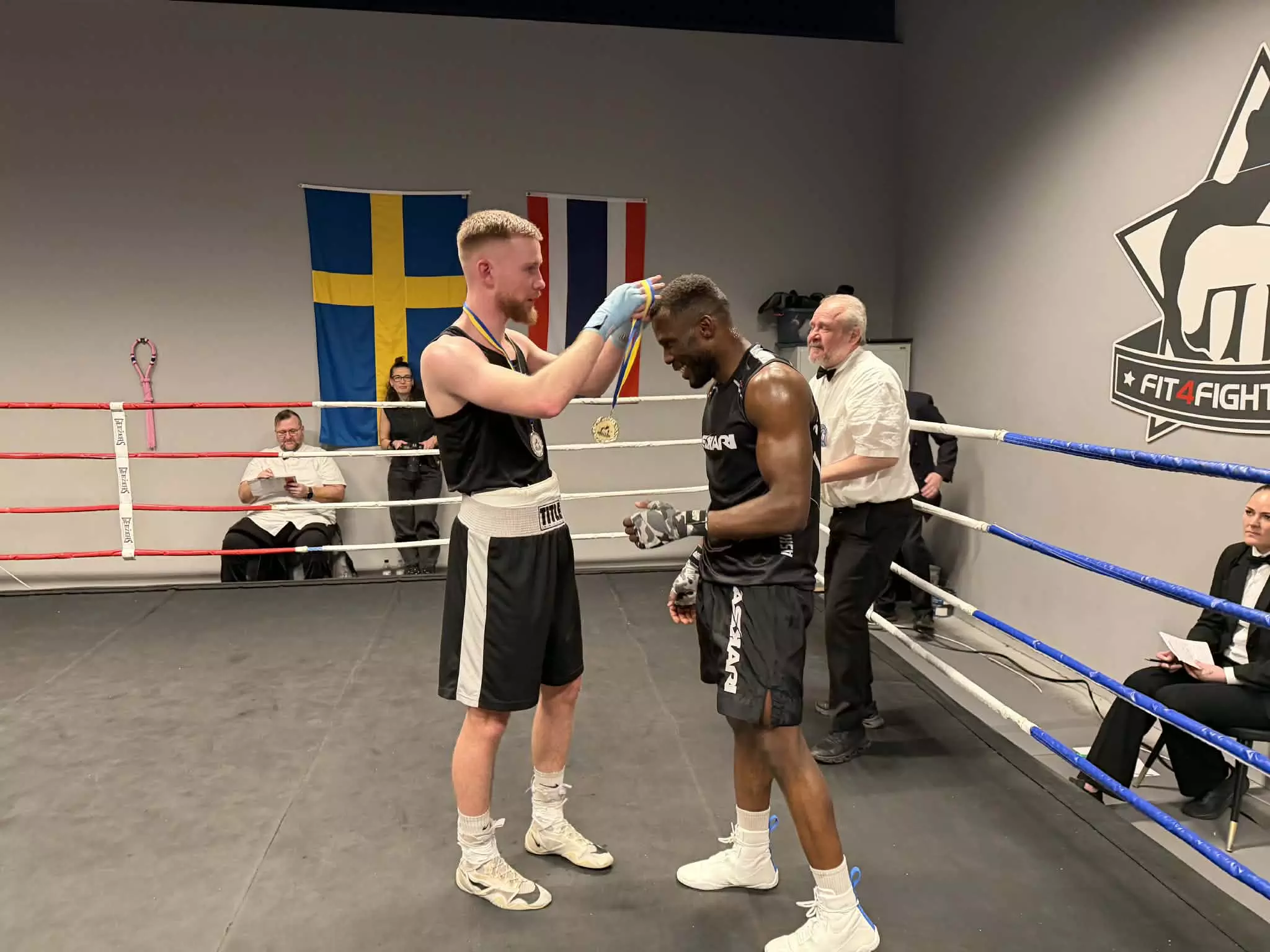 Magnus deler ut gullet til sin motstander - god sportsånd