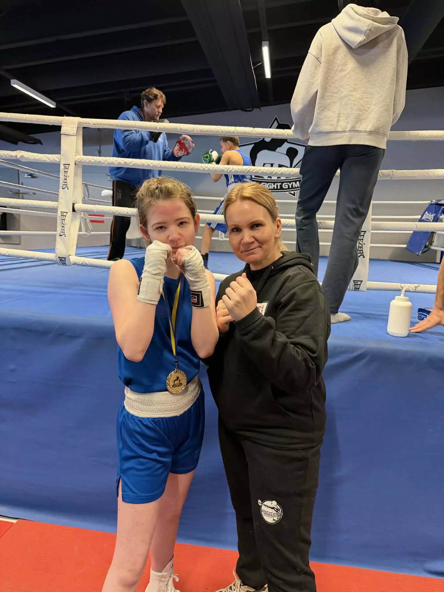 Malin og trener Hilde fornøyde etter overbevisende seier