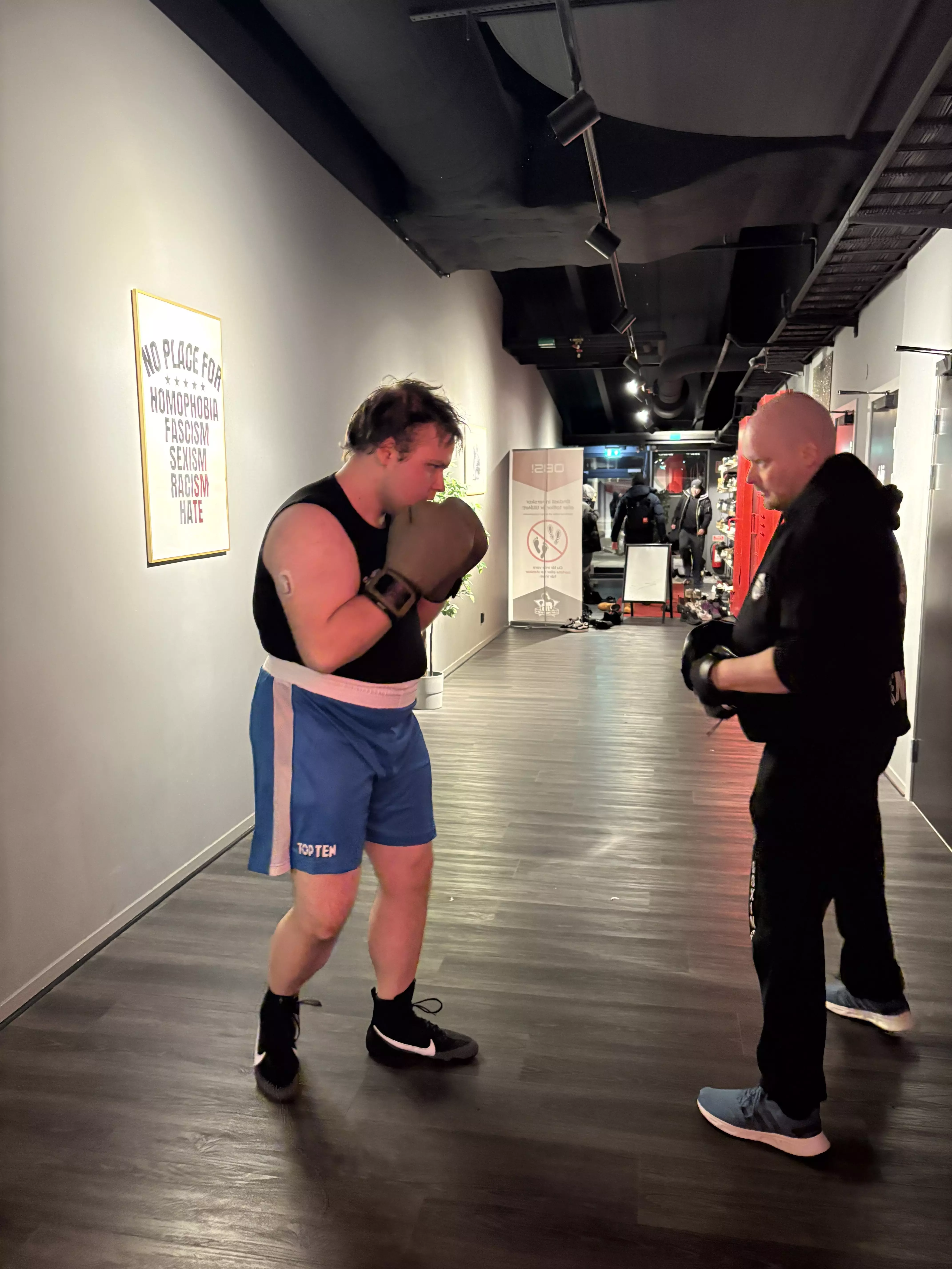 Marcus er i sonen og varmer opp