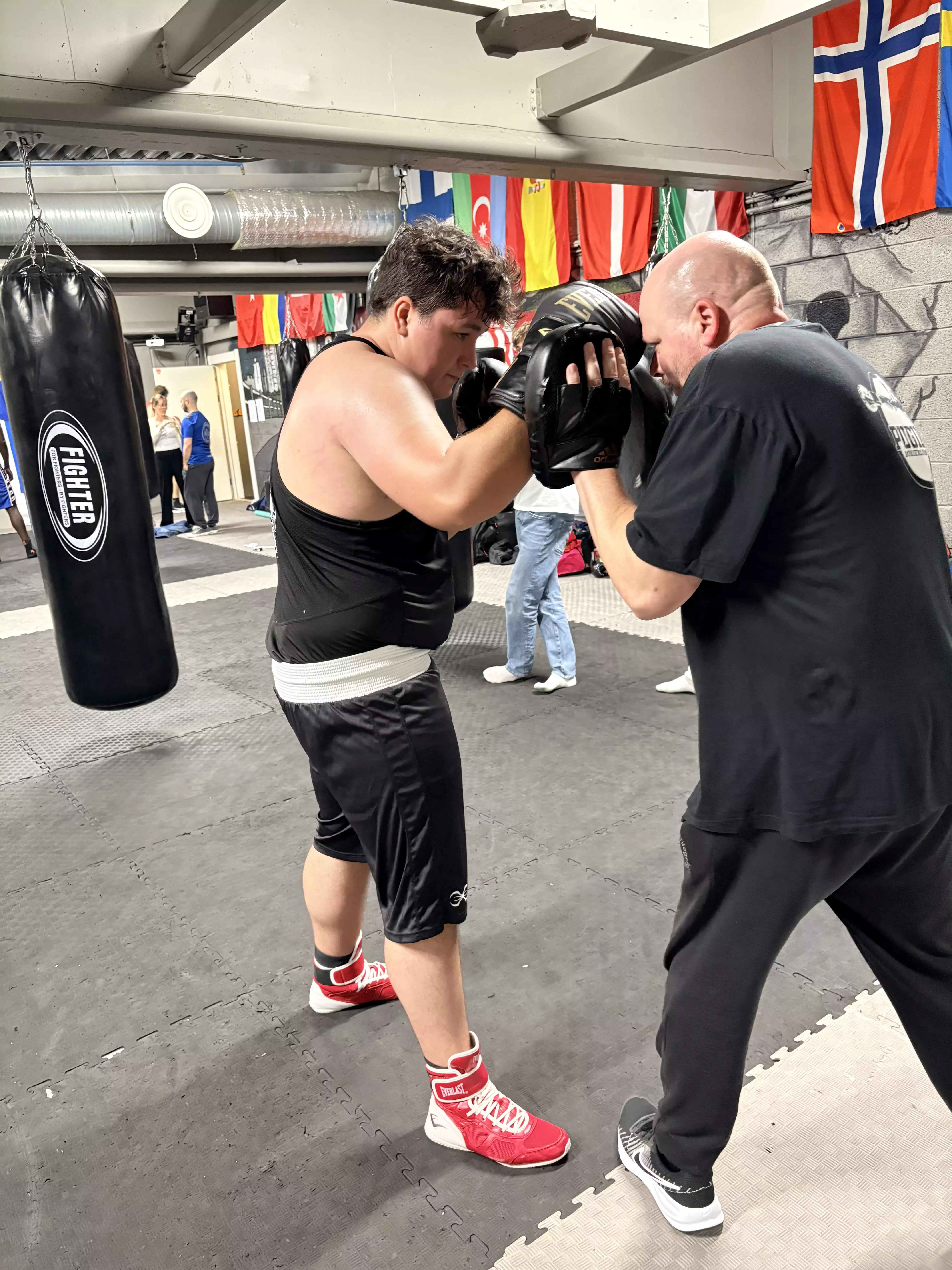 Mikael varmer opp med Jon