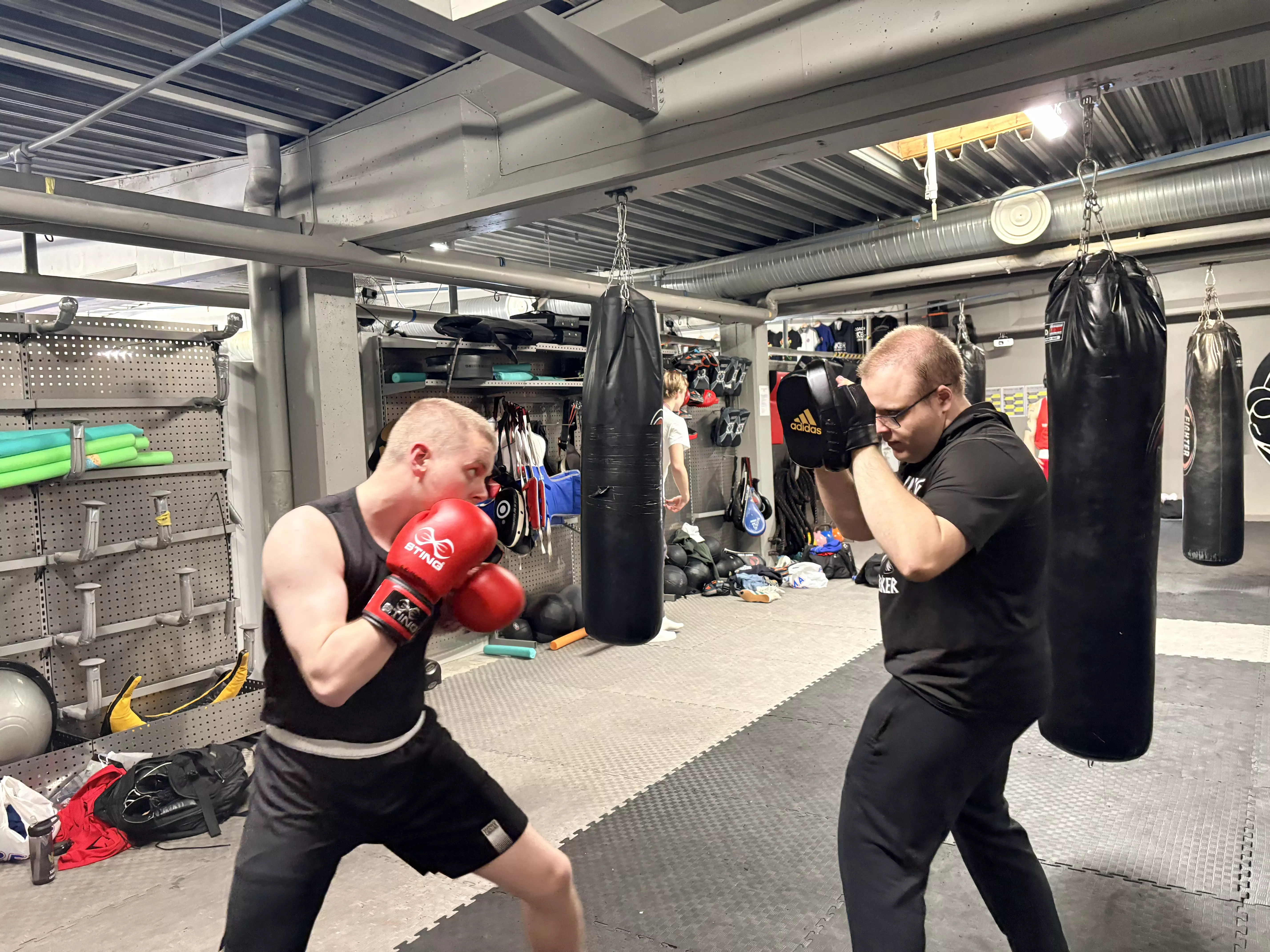 Markus varmer opp før Bjørnar skal debutere i ringen