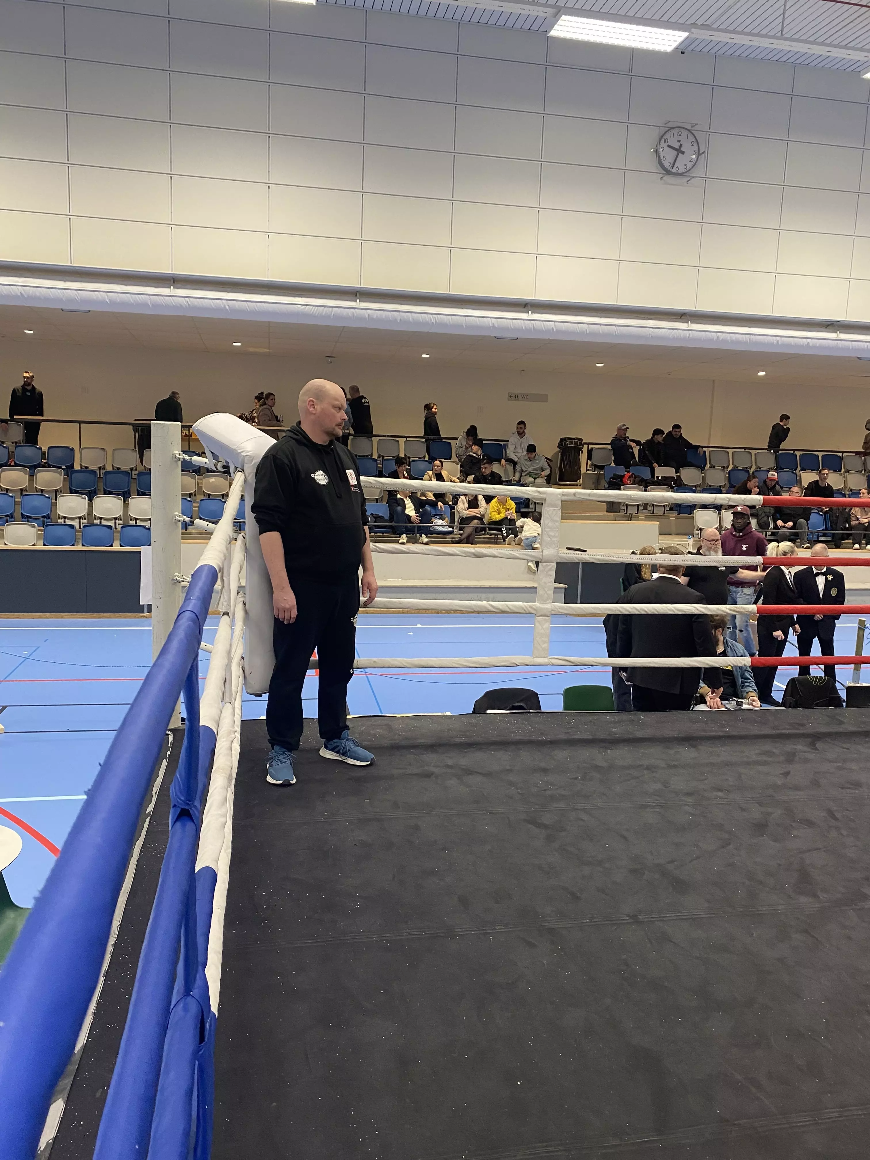 Jon fungerte som kampleder i sparring