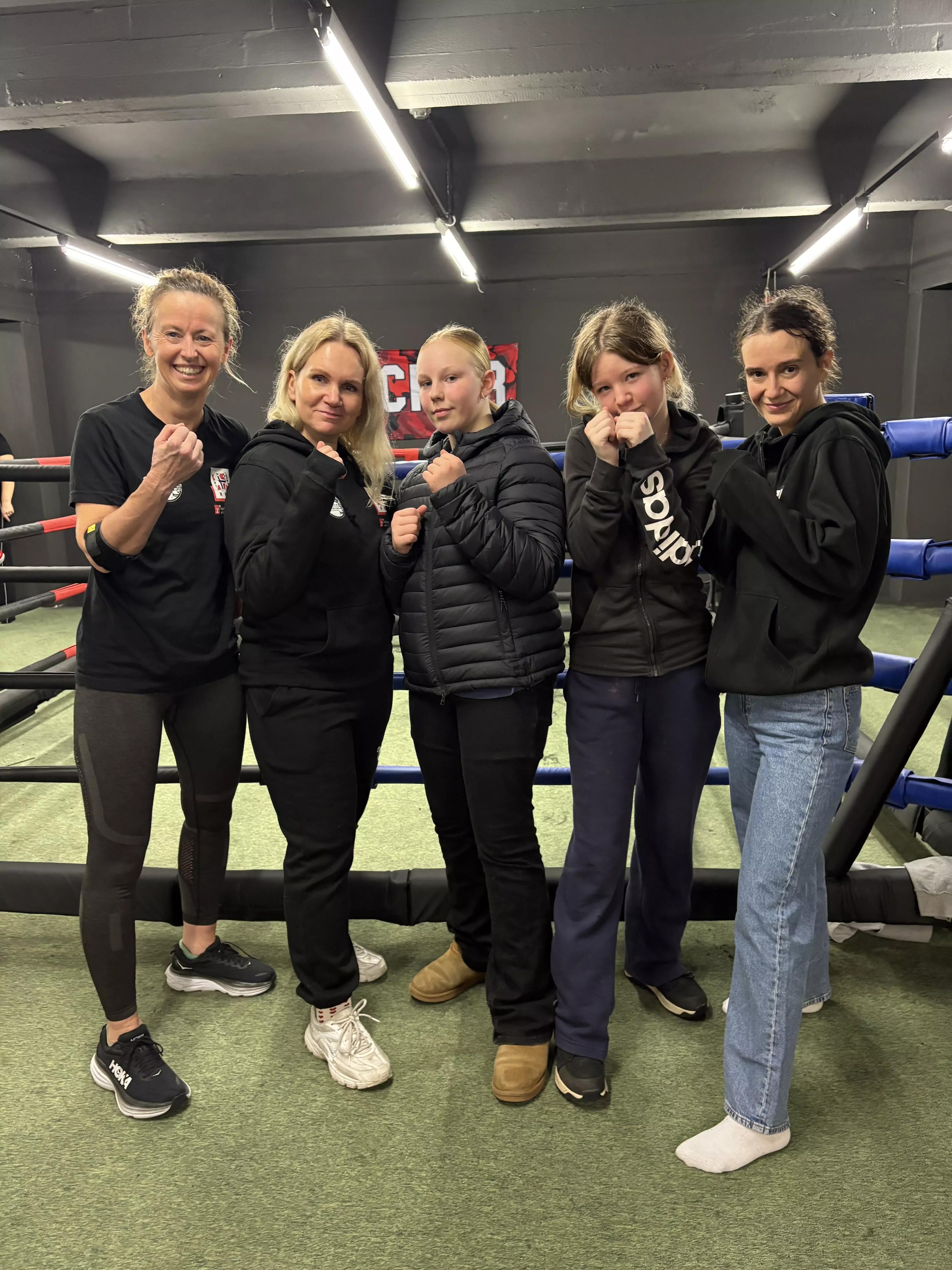 Pugilist jentene sammen med trener Hilde