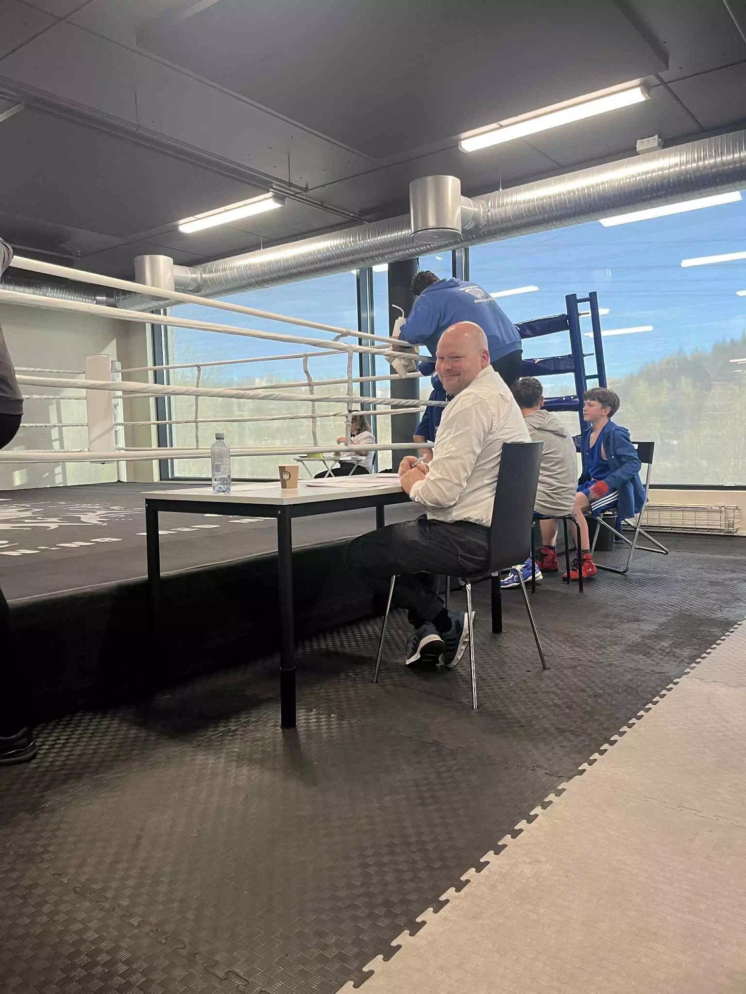 Jon som dommer under diplomkamper