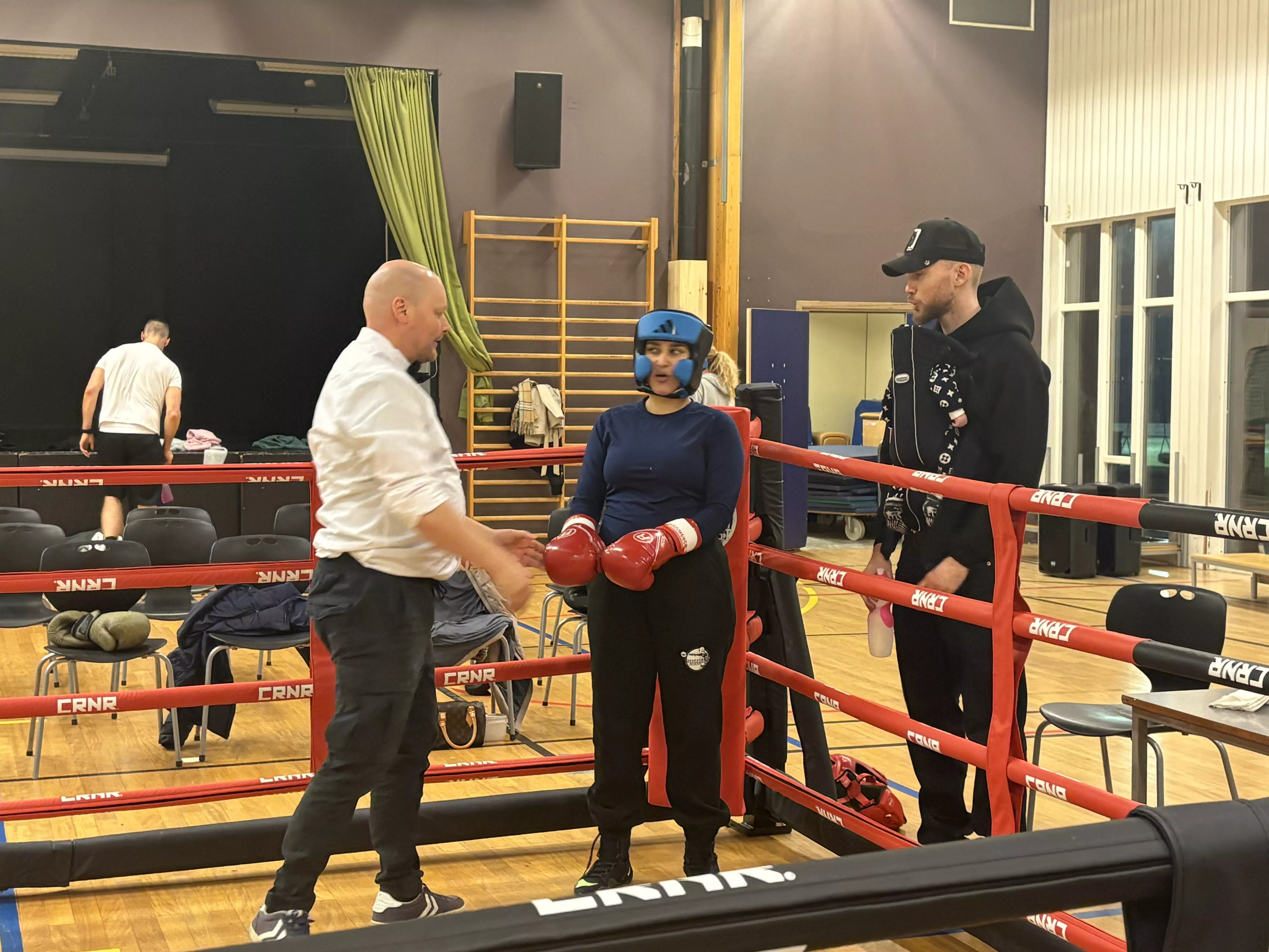 Linda får hjelp av Magnus i hjørnet