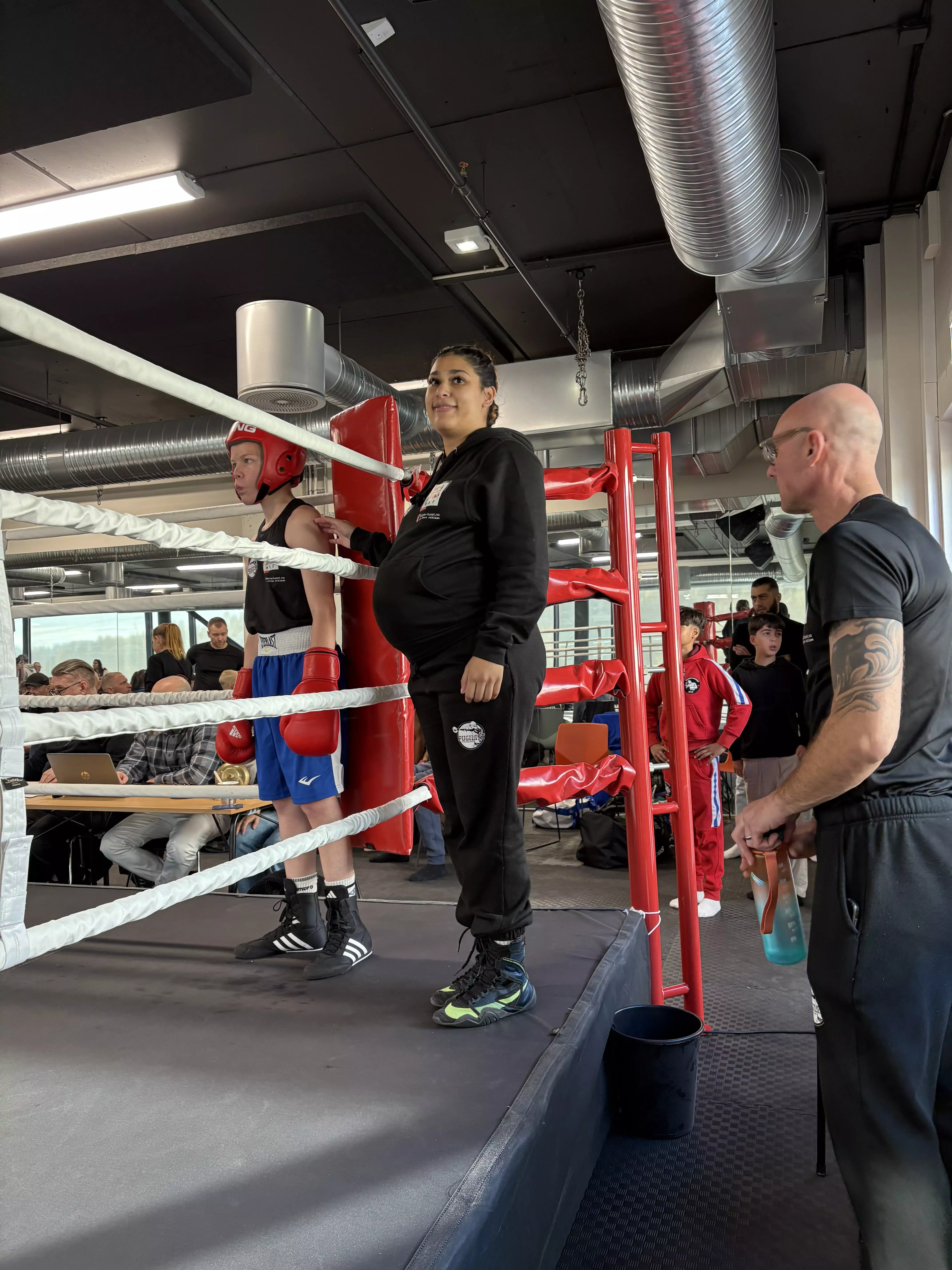 Linda stod høygravid i hjørnet