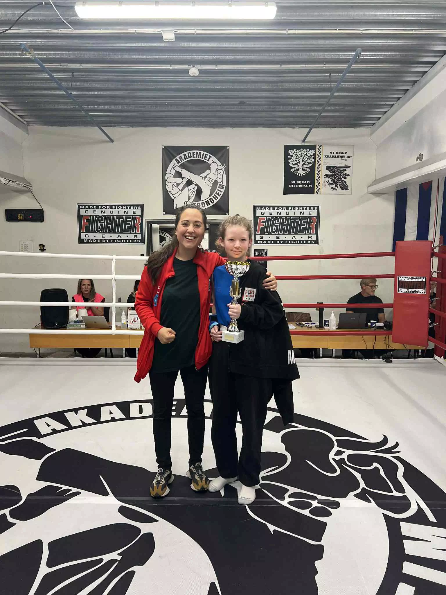 Therese Bjørnås delte ut premie til Malin for beste bokser
