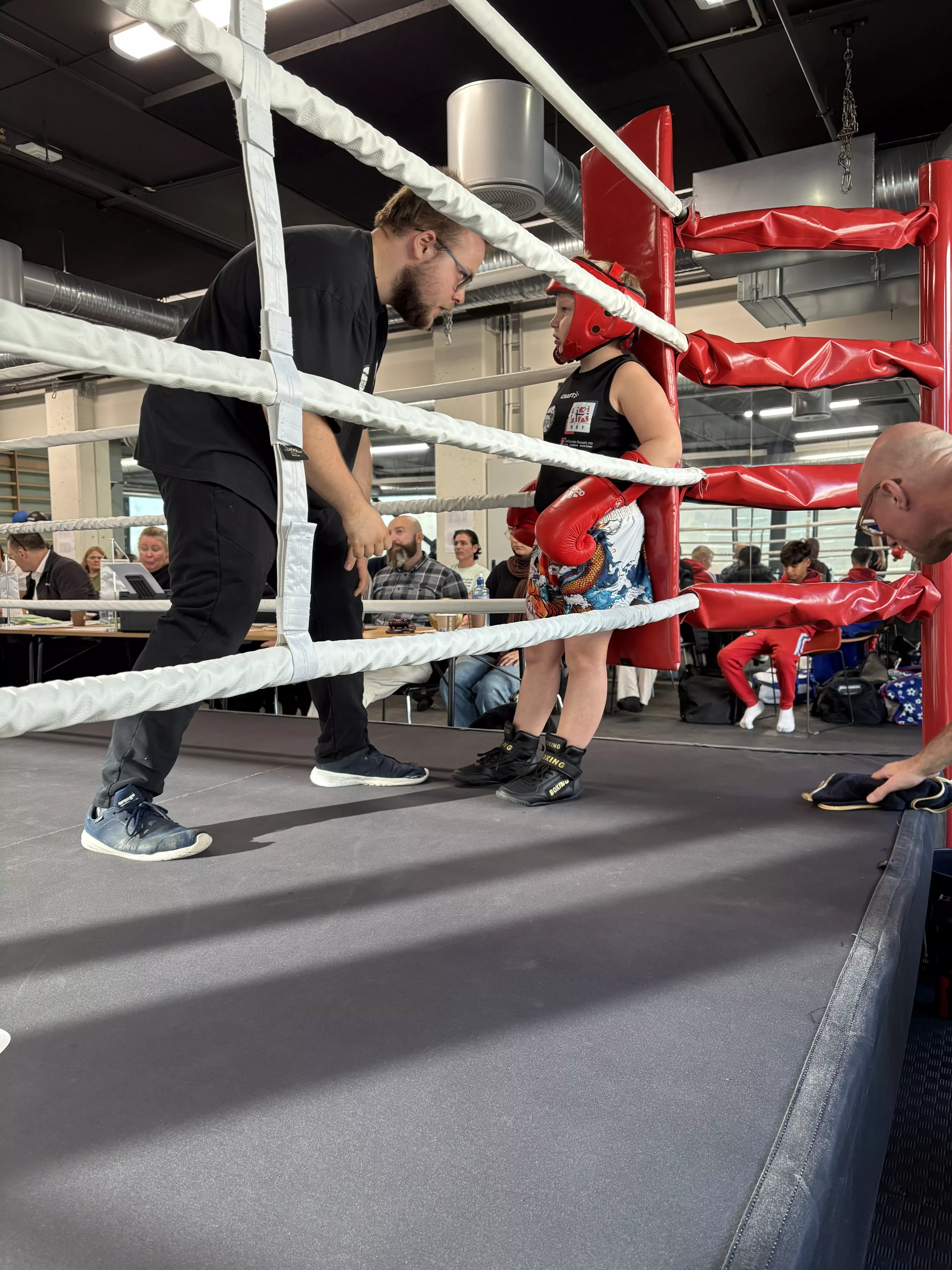 Marcus står i hjørnet til Charlie