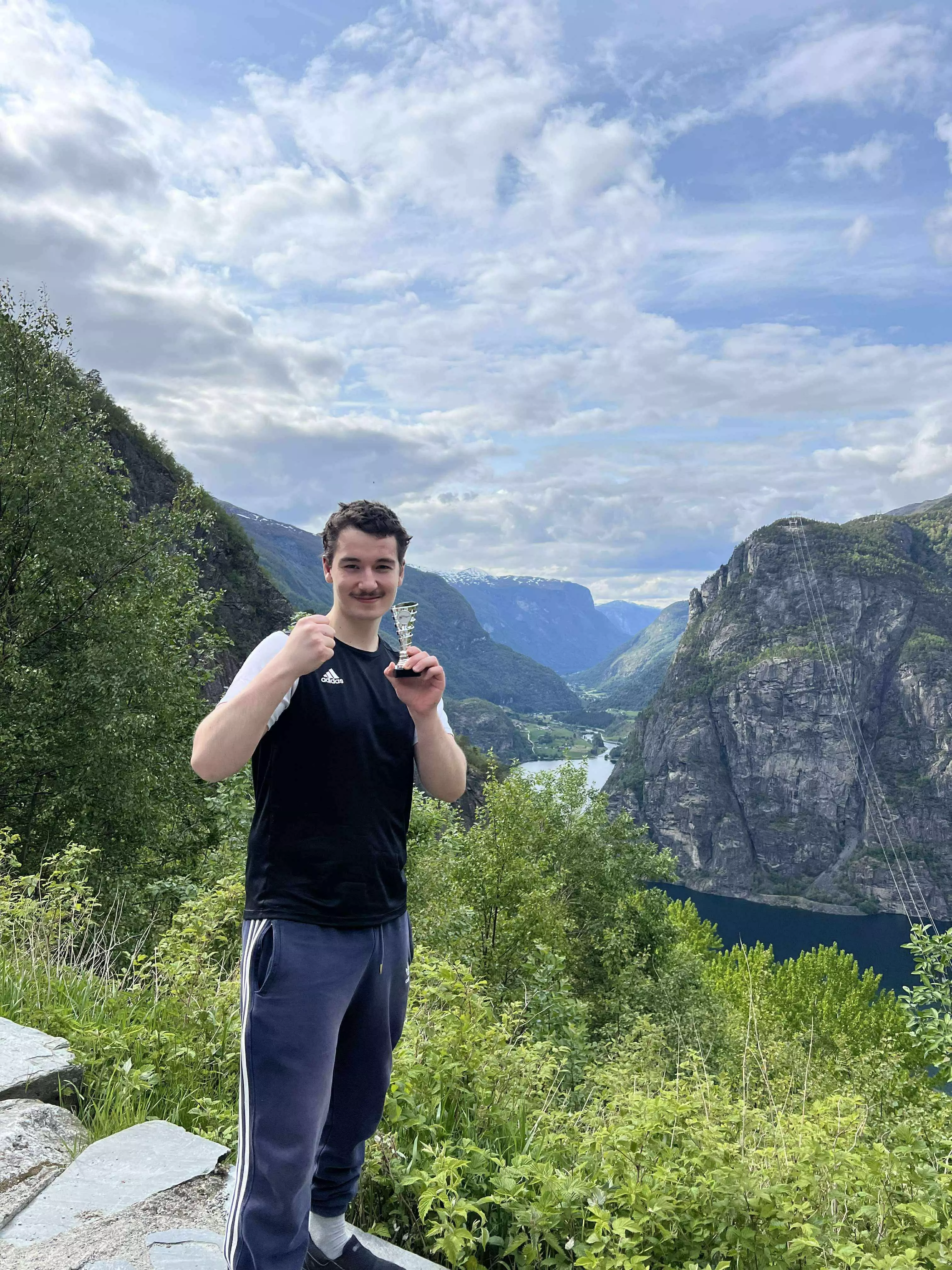 Kevin viser stolt frem pokalen han vant