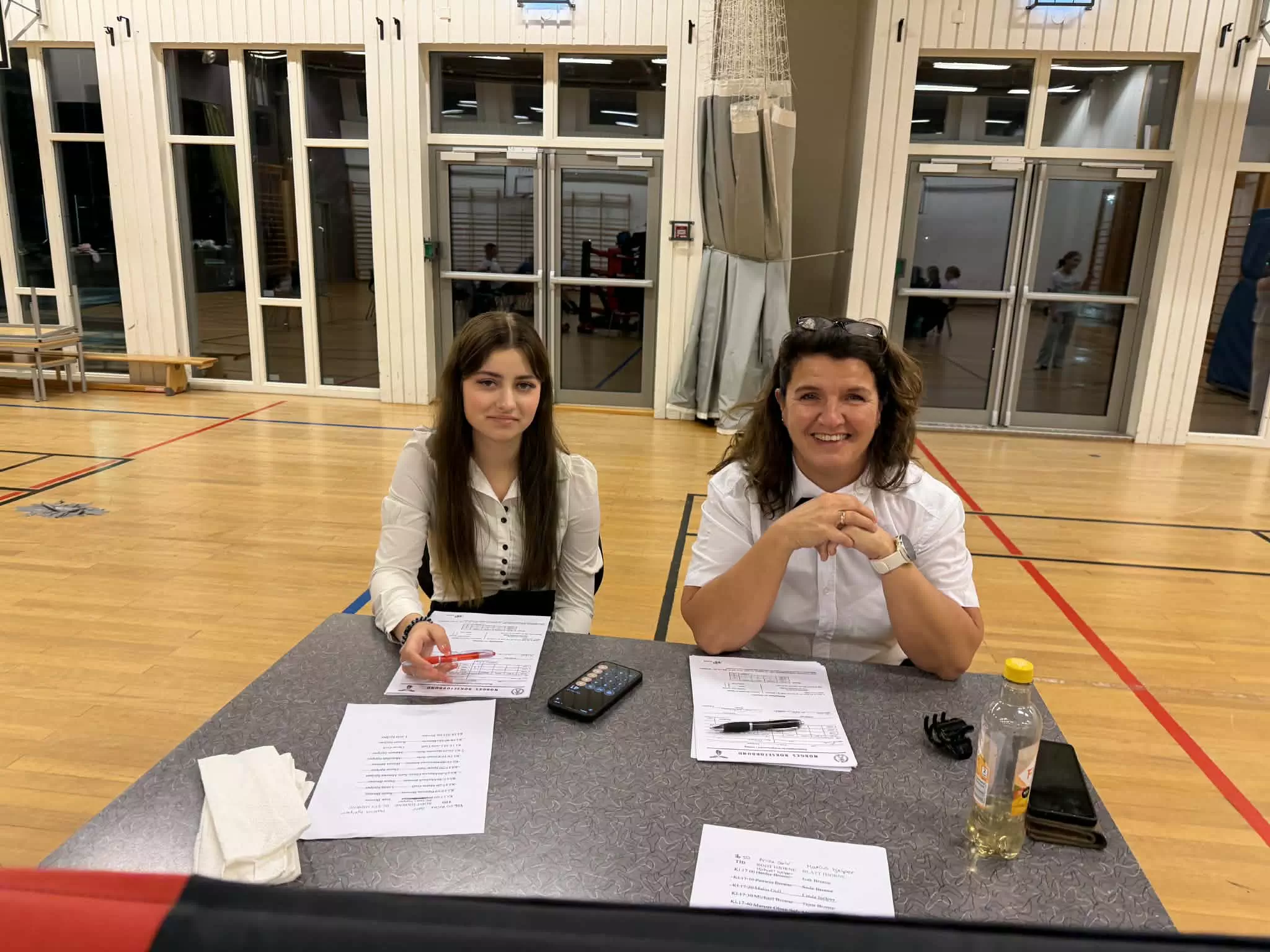 Turid hjelper med dommerutdannelsen til Jesenia