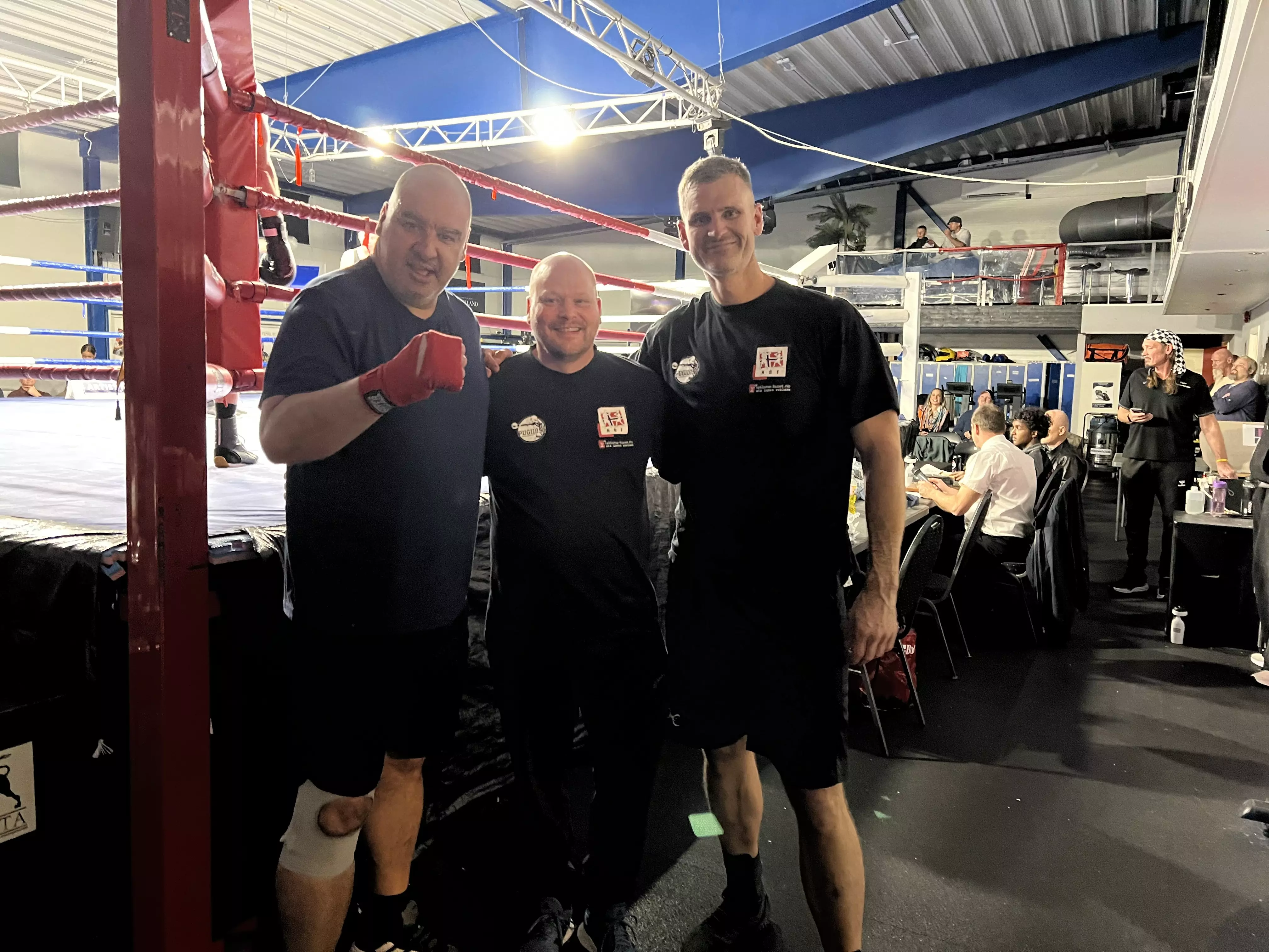 Mo, Jon og Runar er strålende fornøyd med en flott boksekveld